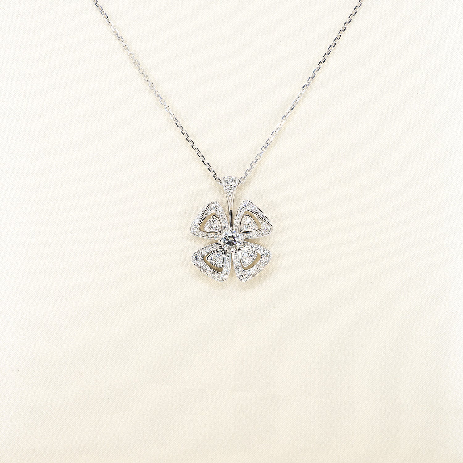 สร้อยและจี้ Bvlgari Fiorever Necklace, set with a central diamond
