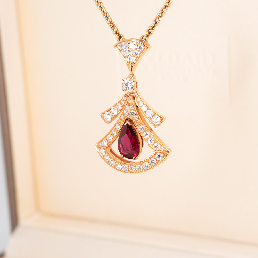 สร้อยและจี้ Bvlgari Divas' Dream openwork necklace set with a pear-shaped ruby, round brilliant-cut rubies, a round brilliant-cut diamond and pavé diamonds #T1 18K Rose Gold Size 16-17"# (Used) #vrbv 0590