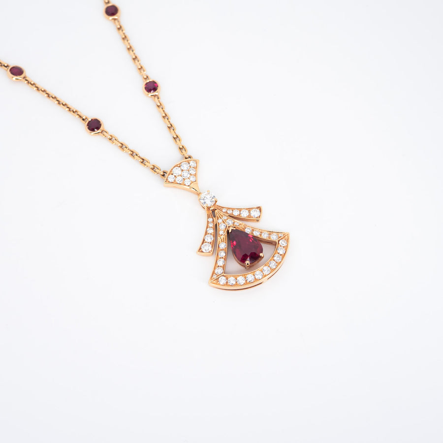 สร้อยและจี้ Bvlgari Divas' Dream openwork necklace set with a pear-shaped ruby, round brilliant-cut rubies, a round brilliant-cut diamond and pavé diamonds #T1 18K Rose Gold Size 16-17"# (Used) #vrbv 0590