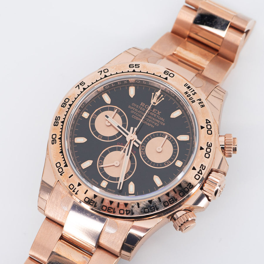 นาฬิกา Rolex Cosmograph Daytona in 18 ct Everose gold, with a bright black and Sundust dial and an Oyster bracelet Size 40mm.# (Used) #vrro 0638