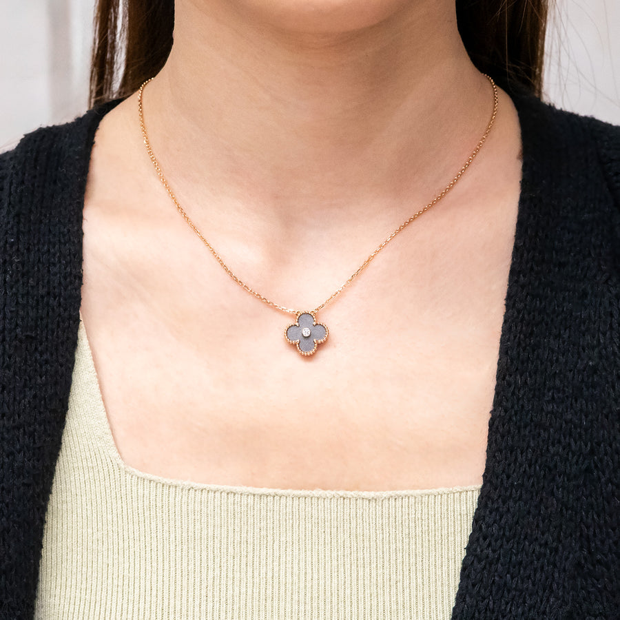 สร้อยและจี้ Van Cleef & Arpels Vintage Alhambra pendant, Obsidian from the 2023 Holiday collection 18K Rose Gold Size 37-41.5cm.# (Used) #vrvanl 7080