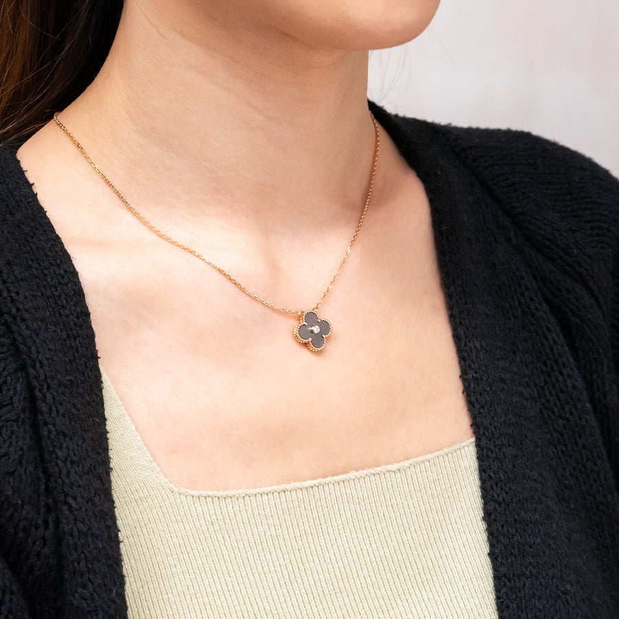 สร้อยและจี้ Van Cleef & Arpels Vintage Alhambra pendant, Obsidian from the 2023 Holiday collection 18K Rose Gold Size 37-41.5cm.# (Used) #vrvanl 7080