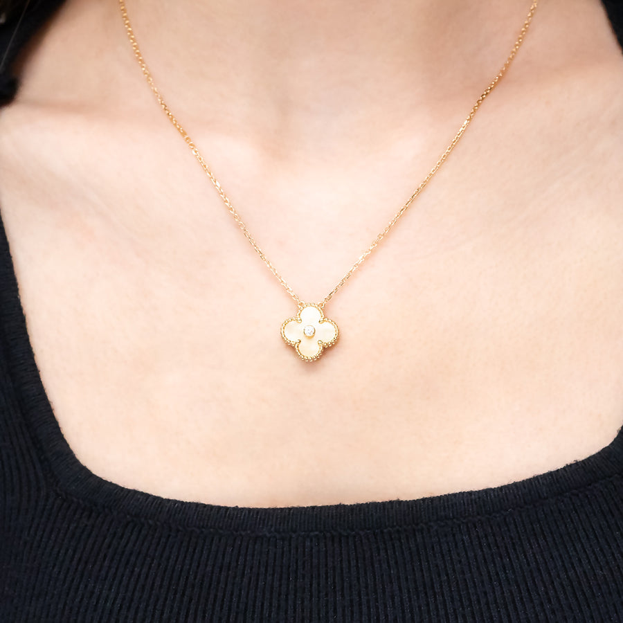 สร้อยและจี้ Van Cleef & Arpels Vintage Alhambra pendant, Mother-of-pearl from the 2018 Holiday collection 18K Yellow Gold Size 37-41.5cm.# (Used) #vrvanl 6701