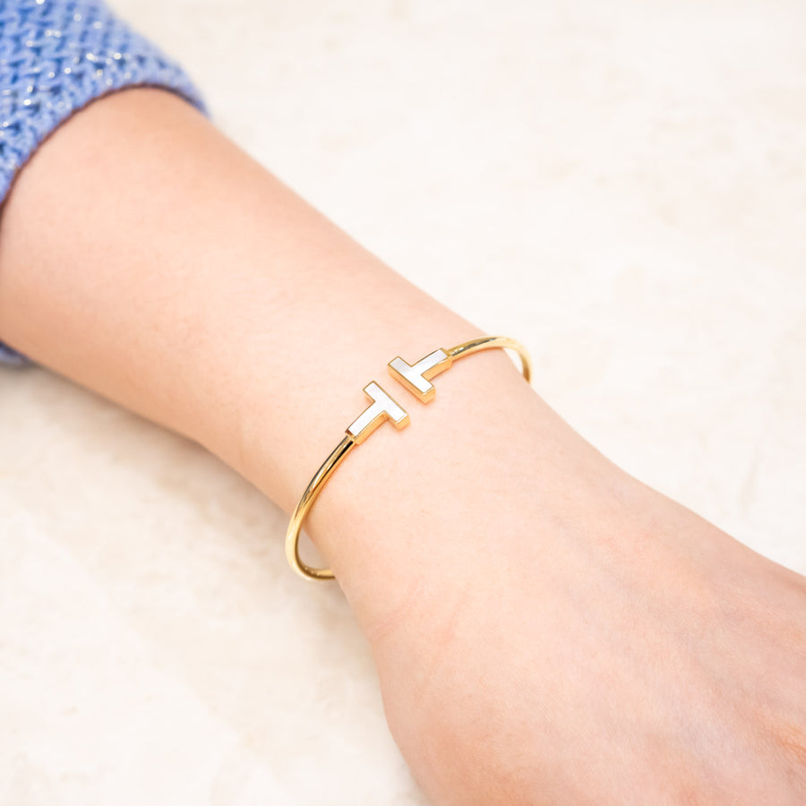 **Hold k.Bhanu Patr Bunnag** กำไลข้อมือ Tiffany & Co. Tiffany T Wire Bracelet, Mother-of-pearl 18K Yellow Gold Size M# (Used) #vrtib 7510
