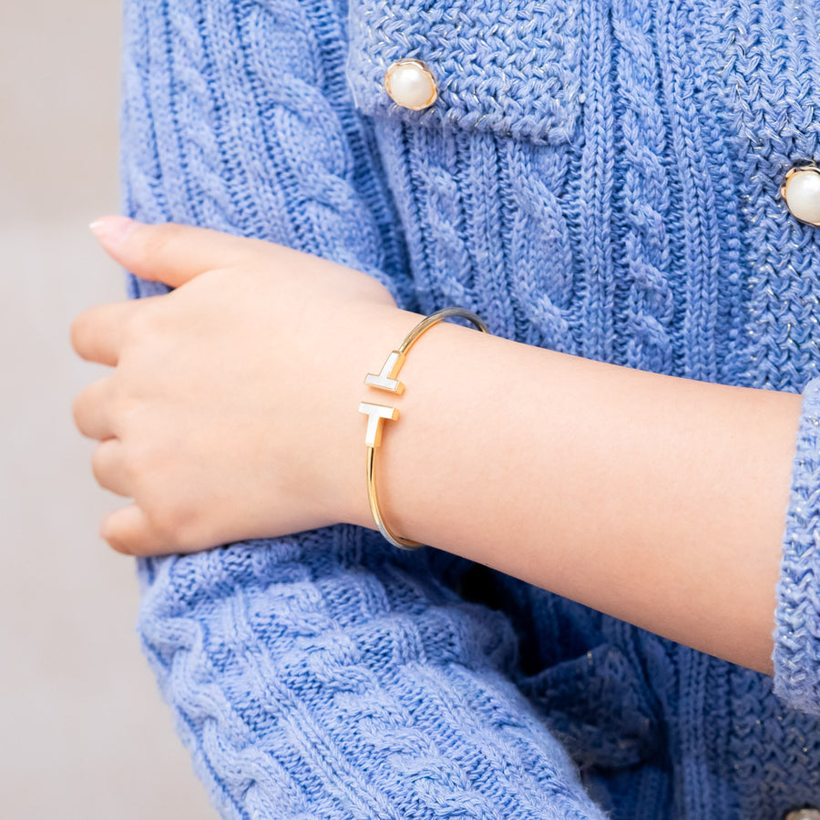 **Hold k.Bhanu Patr Bunnag** กำไลข้อมือ Tiffany & Co. Tiffany T Wire Bracelet, Mother-of-pearl 18K Yellow Gold Size M# (Used) #vrtib 7510