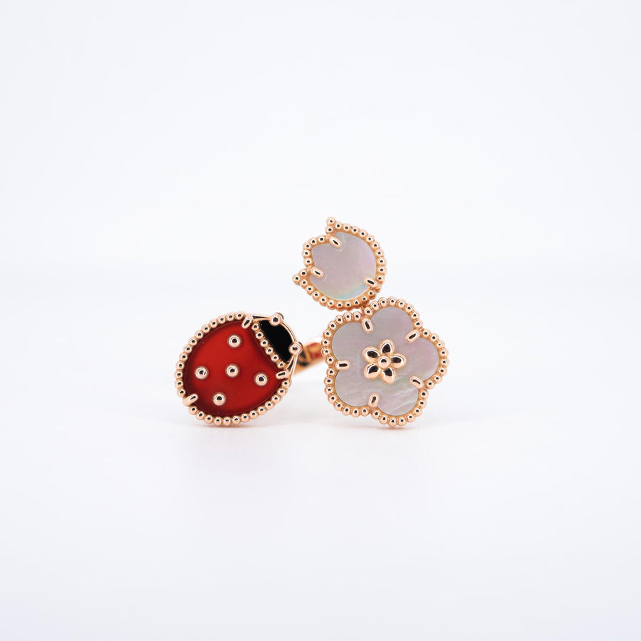 แหวน Van Cleef & Arpels Lucky Spring Between the Finger ring, Carnelian, Mother-of-pearl, Onyx 18K Rose Gold Size 51# (Used) #vrva 0842