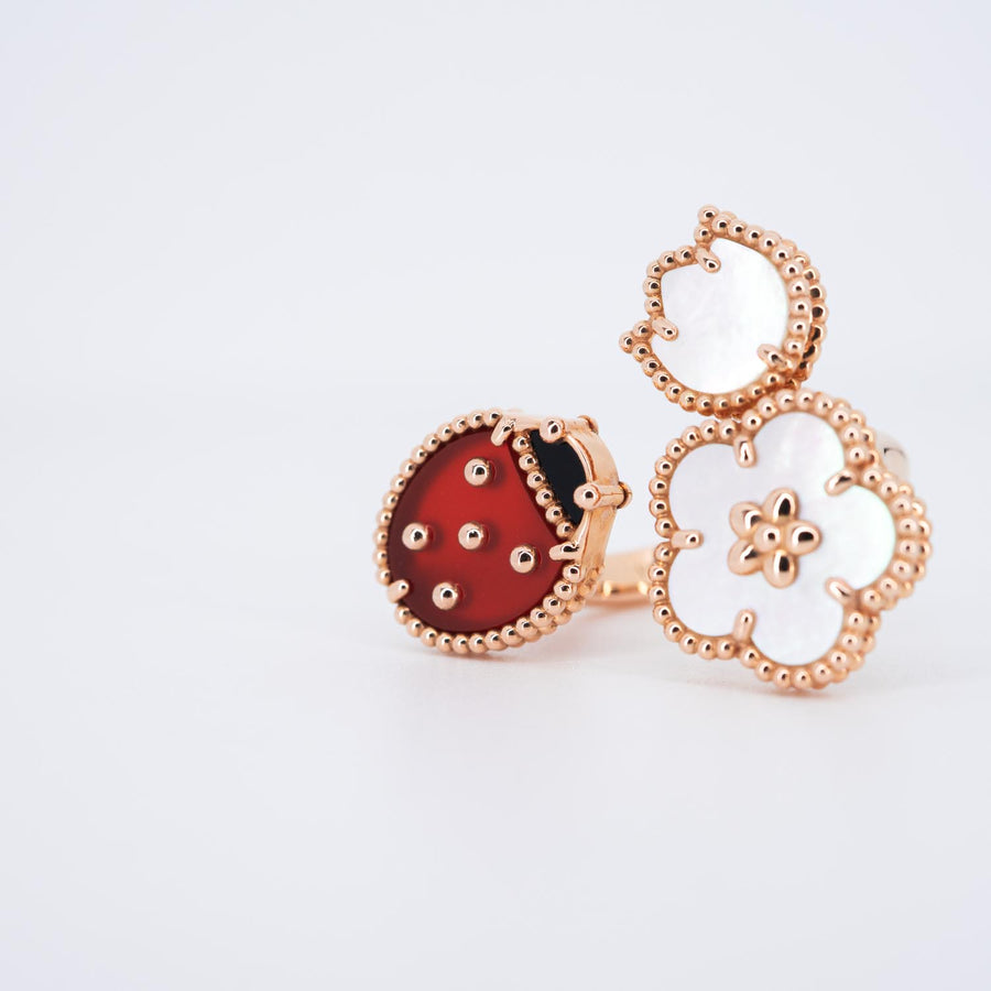 แหวน Van Cleef & Arpels Lucky Spring Between the Finger ring, Carnelian, Mother-of-pearl, Onyx 18K Rose Gold Size 51# (Used) #vrva 0842