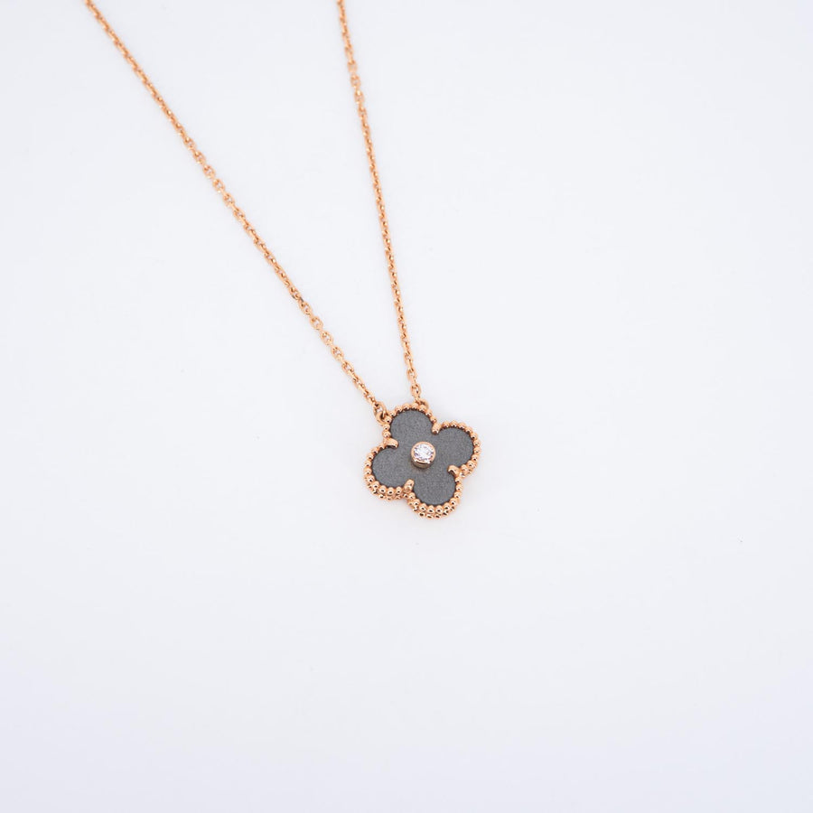 สร้อยและจี้ Van Cleef & Arpels Vintage Alhambra pendant, Obsidian from the 2023 Holiday collection 18K Rose Gold Size 37-41.5cm.# (Used) #vrvanl 7080
