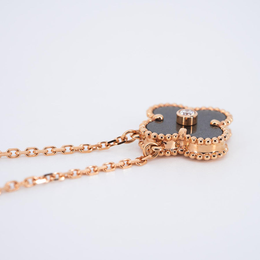 สร้อยและจี้ Van Cleef & Arpels Vintage Alhambra pendant, Obsidian from the 2023 Holiday collection 18K Rose Gold Size 37-41.5cm.# (Used) #vrvanl 7080