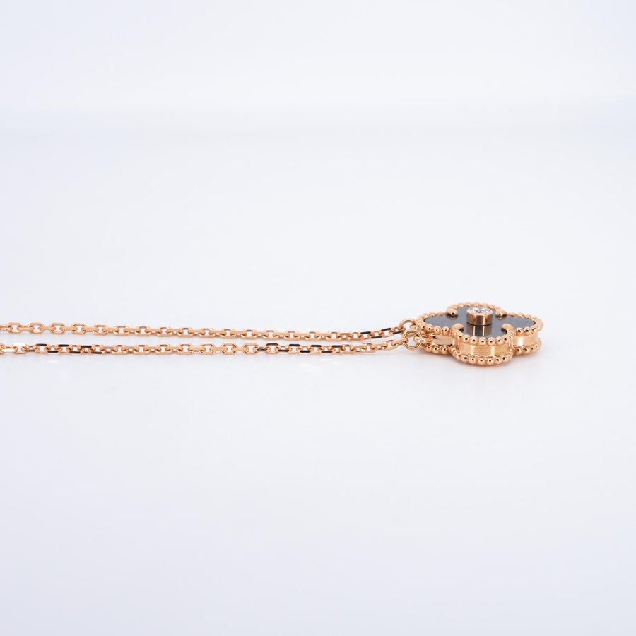 สร้อยและจี้ Van Cleef & Arpels Vintage Alhambra pendant, Obsidian from the 2023 Holiday collection 18K Rose Gold Size 37-41.5cm.# (Used) #vrvanl 7080