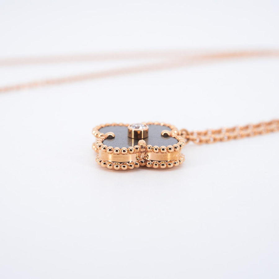สร้อยและจี้ Van Cleef & Arpels Vintage Alhambra pendant, Obsidian from the 2023 Holiday collection 18K Rose Gold Size 37-41.5cm.# (Used) #vrvanl 7080