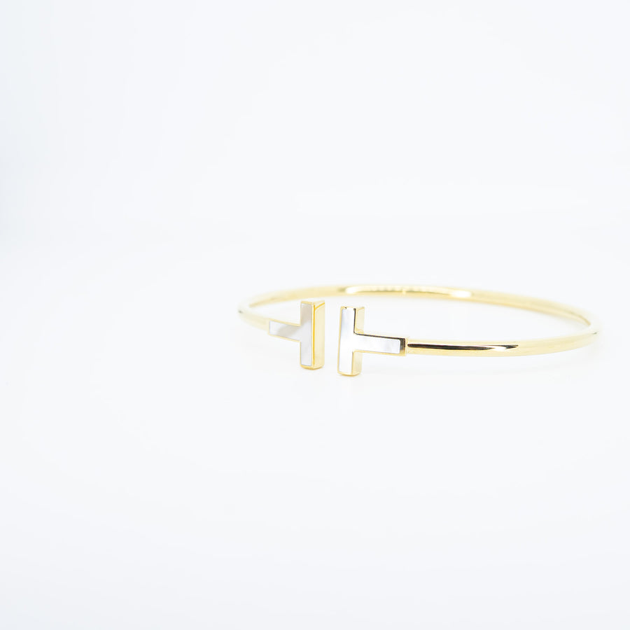**Hold k.Bhanu Patr Bunnag** กำไลข้อมือ Tiffany & Co. Tiffany T Wire Bracelet, Mother-of-pearl 18K Yellow Gold Size M# (Used) #vrtib 7510