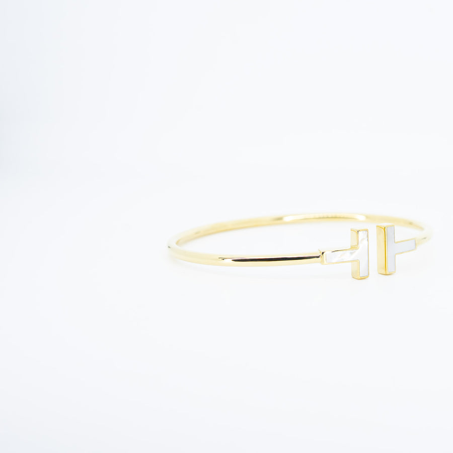 **Hold k.Bhanu Patr Bunnag** กำไลข้อมือ Tiffany & Co. Tiffany T Wire Bracelet, Mother-of-pearl 18K Yellow Gold Size M# (Used) #vrtib 7510