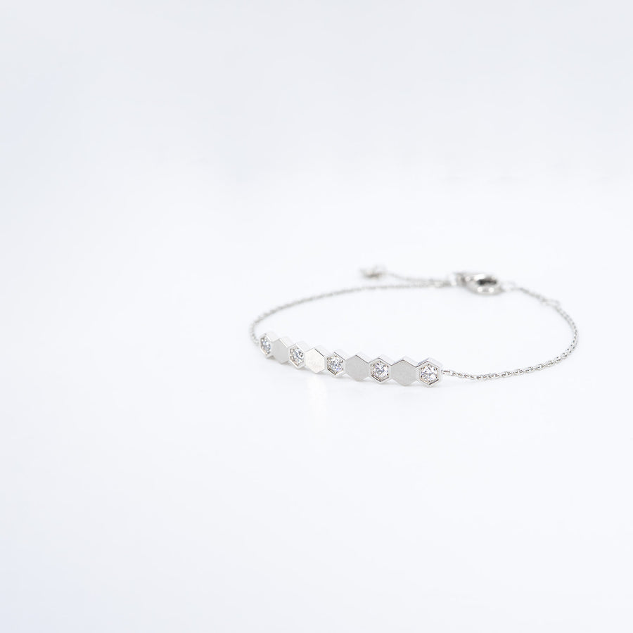 สร้อยข้อมือ Chaumet Bee de Chaumet Bracelet, diamonds 0.19ct 18K White Gold Size 14/15/16cm.# (Used) #vrchaub 7568