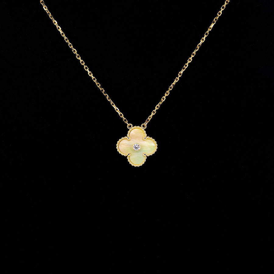 Hold Van Cleef Arpels Alhambra Holiday Pendant