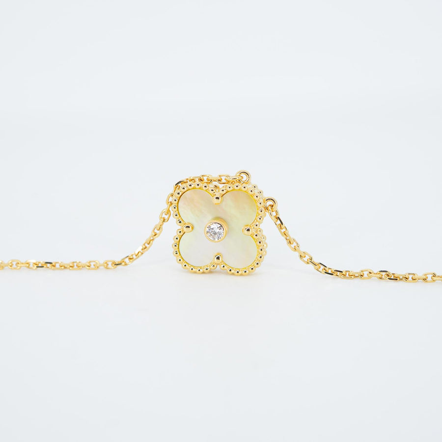 **Hold K.M**สร้อยและจี้ Van Cleef & Arpels Alhambra Holiday Pendant Necklace 2018 with Yellow Mother of Pearl and Diamonds 18K Yellow Gold Size 37-41.5cm.# (Used) #vrvanl 7569