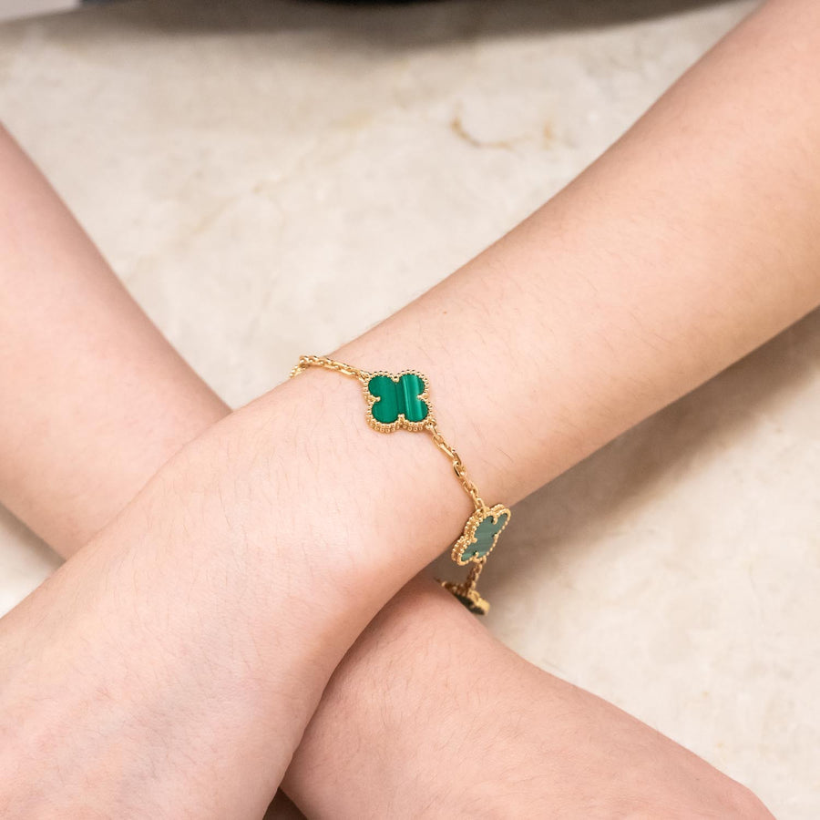 สร้อยข้อมือ Van Cleef & Arpels Vintage Alhambra Bracelet, 5 motifs, Malachite 18K Yellow Gold Size 18 cm.# (Used) #vrvab 7563