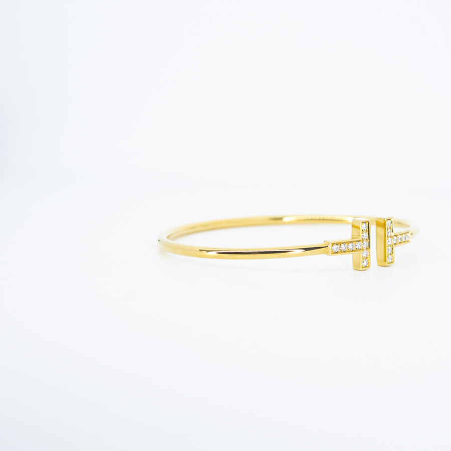 กำไลข้อมือ Tiffany & Co. Tiffany T Wire with Diamond Bracelet 18K Yellow Gold Size M(16 cm.)# (Used) #vrti 1045
